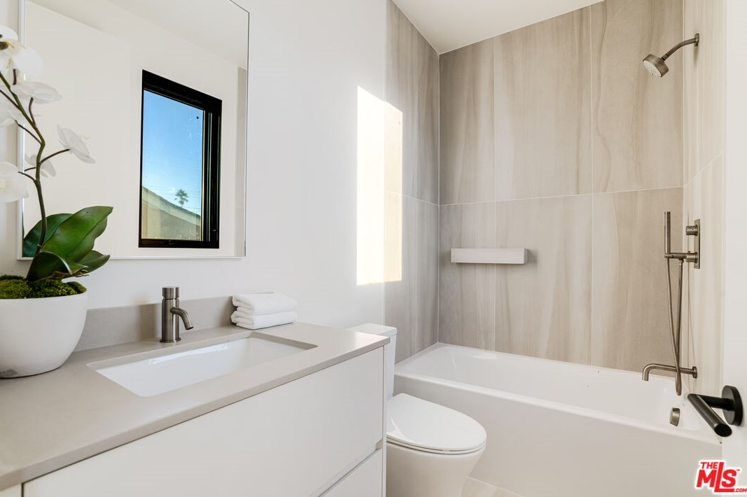 12107 Palms Blvd, Los Angeles CA  90066-1925 exterior