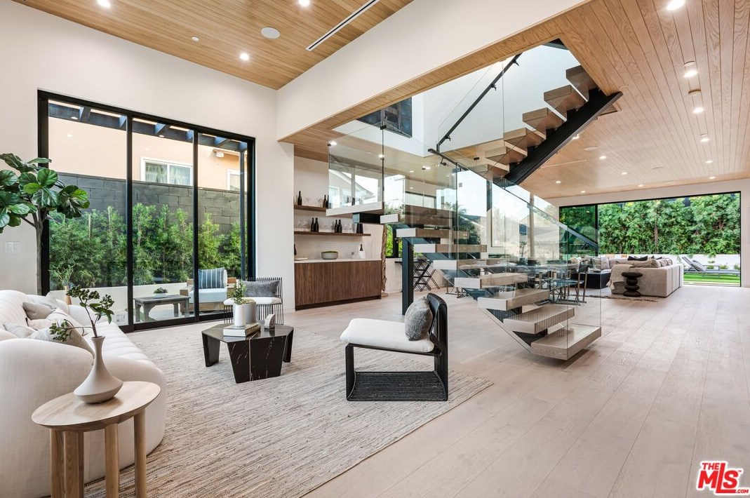 12107 Palms Blvd, Los Angeles CA  90066-1925 exterior