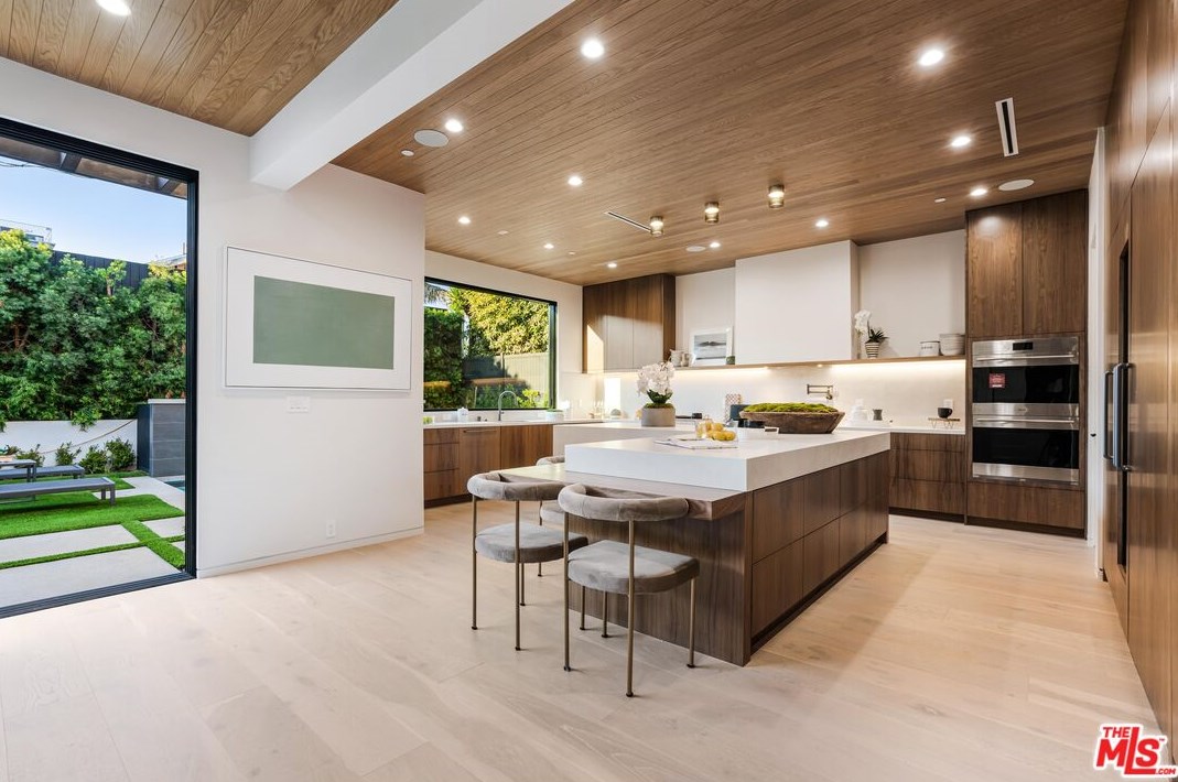 12107 Palms Blvd, Los Angeles CA  90066-1925 exterior