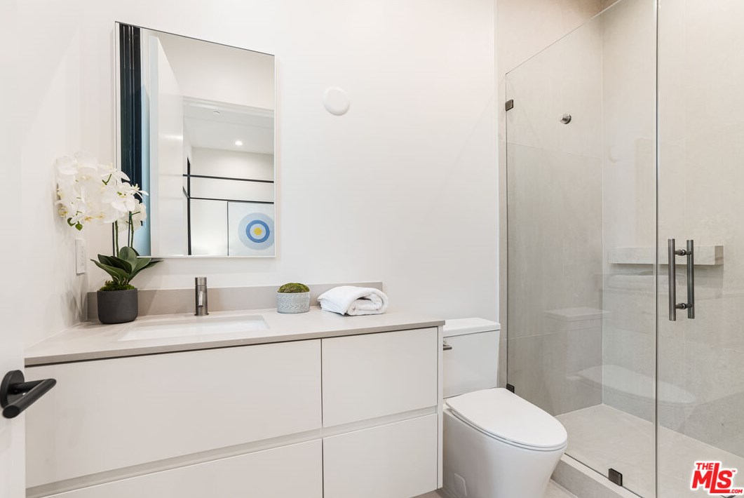 12107 Palms Blvd, Los Angeles CA  90066-1925 exterior