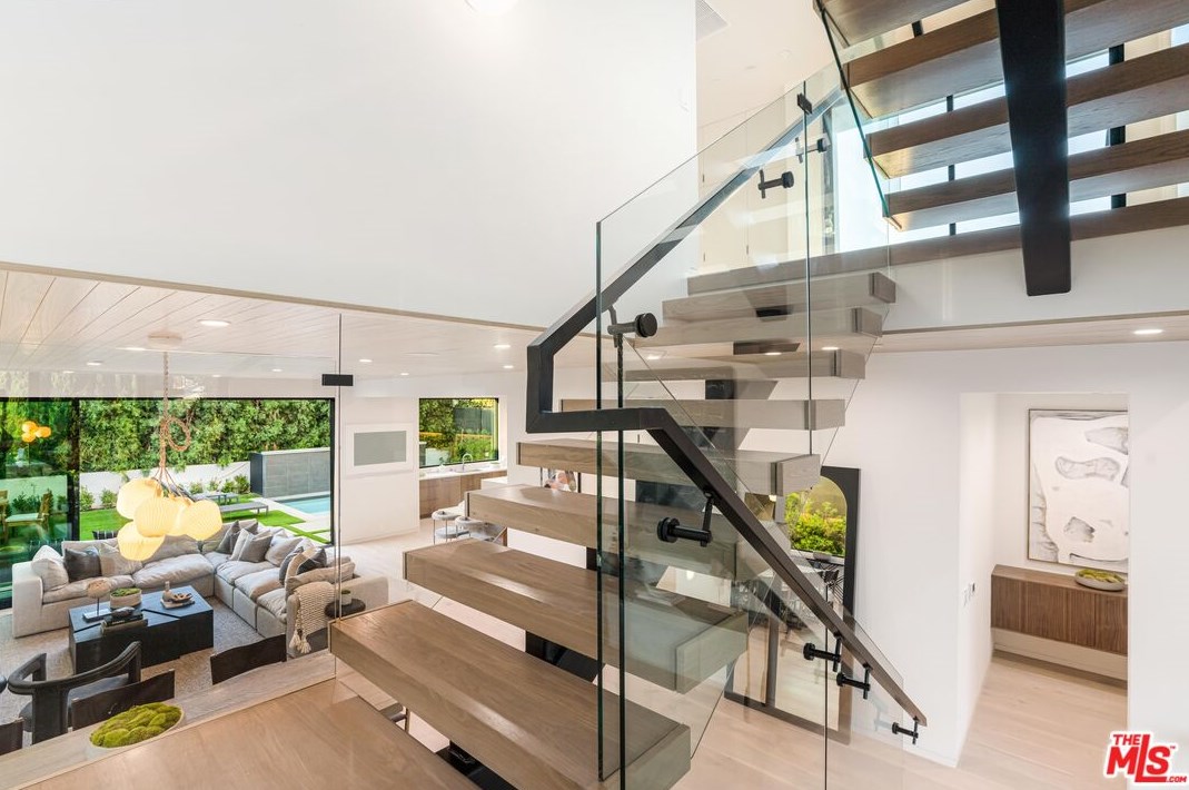 12107 Palms Blvd, Los Angeles CA  90066-1925 exterior