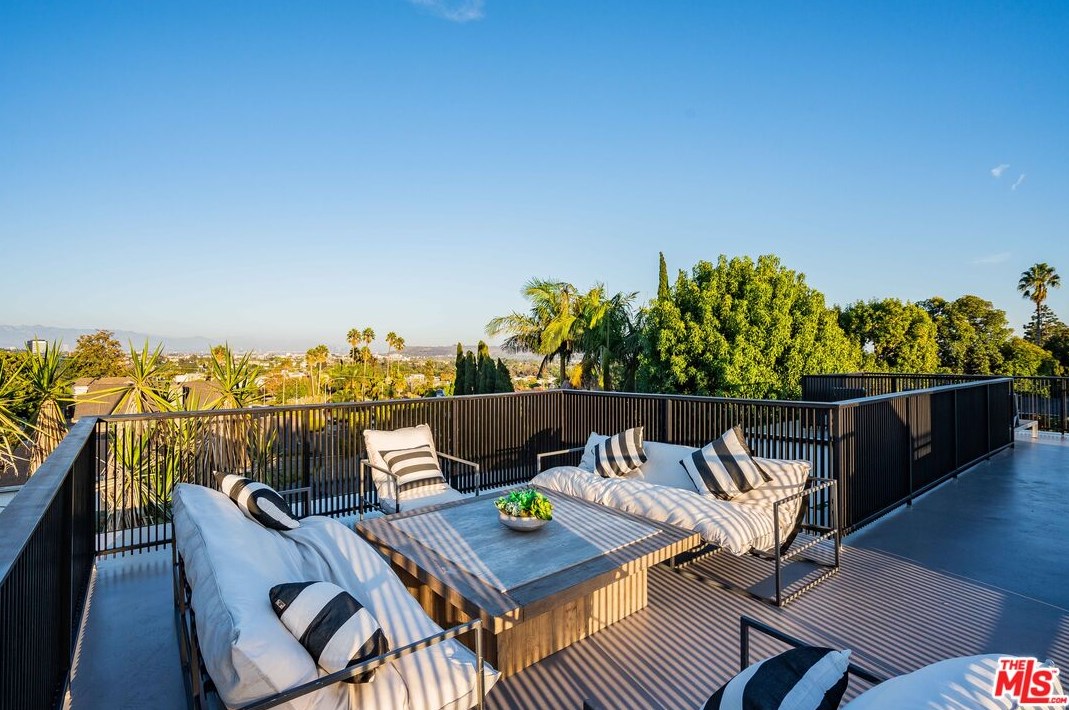 12107 Palms Blvd, Los Angeles CA  90066-1925 exterior