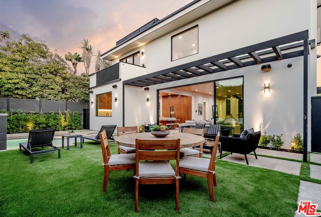 12107 Palms Blvd, Los Angeles CA  90066-1925 exterior
