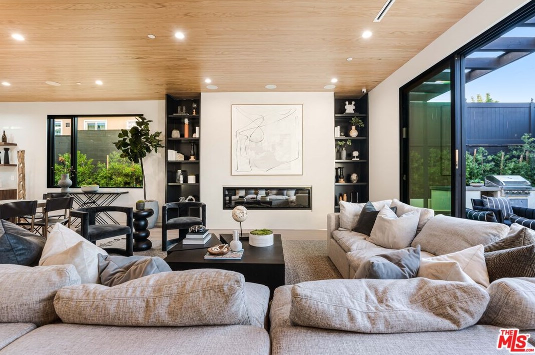 12107 Palms Blvd, Los Angeles CA  90066-1925 exterior