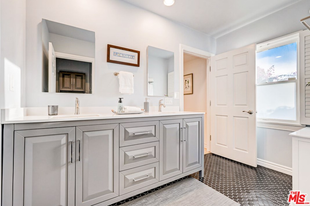 8426 Flight Ave, Los Angeles CA  90045-3045 exterior