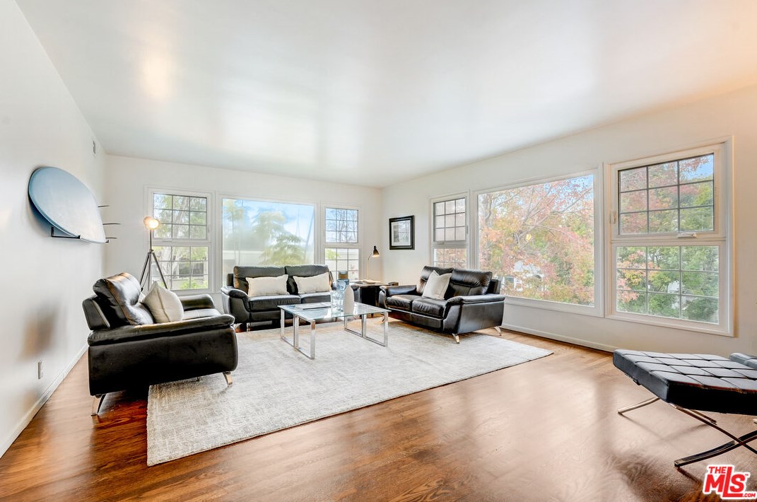 434 Skyewiay Rd, Los Angeles CA  90049-2845 exterior