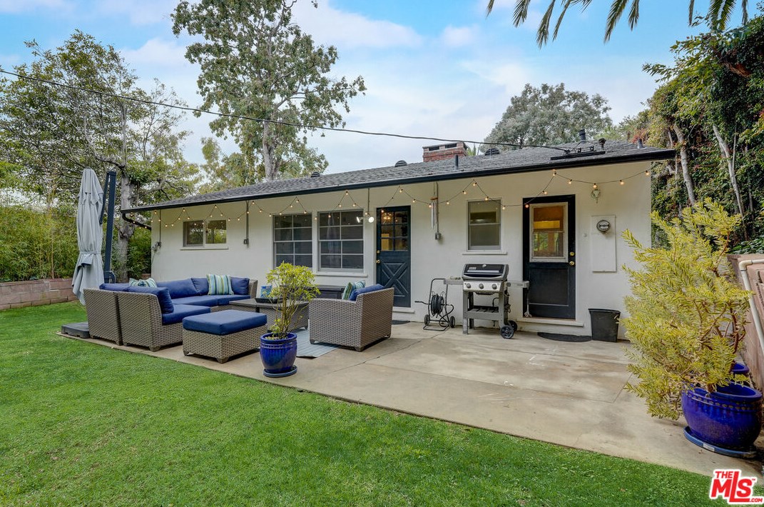 434 Skyewiay Rd, Los Angeles CA  90049-2845 exterior