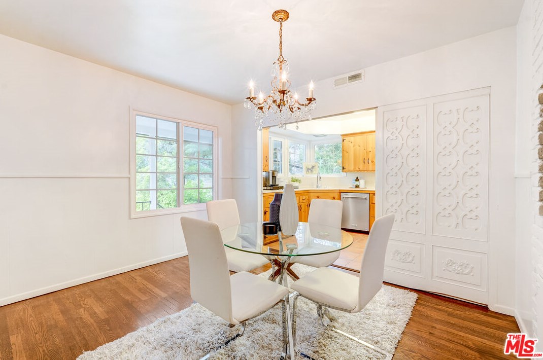 434 Skyewiay Rd, Los Angeles CA  90049-2845 exterior