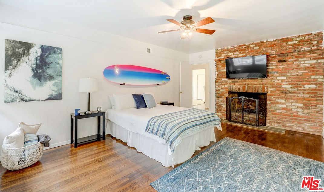 434 Skyewiay Rd, Los Angeles CA  90049-2845 exterior