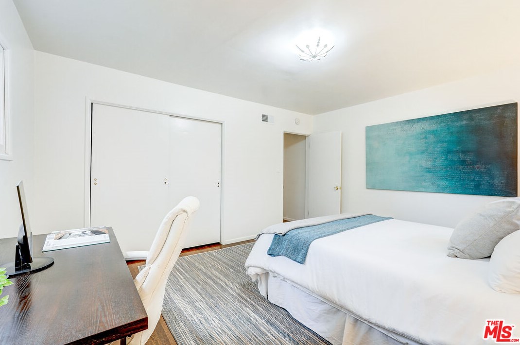 434 Skyewiay Rd, Los Angeles CA  90049-2845 exterior