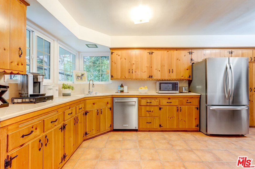 434 Skyewiay Rd, Los Angeles CA  90049-2845 exterior