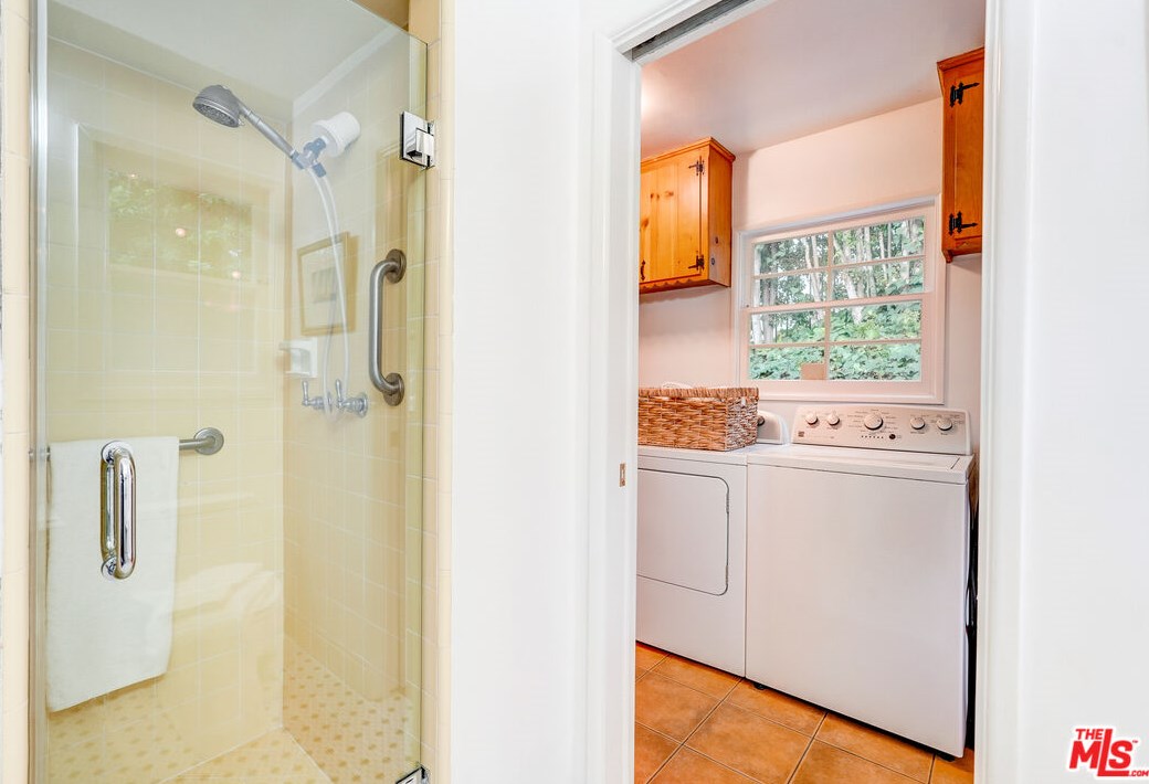 434 Skyewiay Rd, Los Angeles CA  90049-2845 exterior