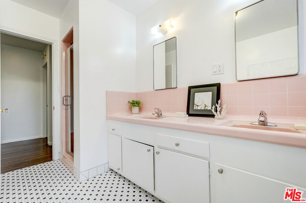 434 Skyewiay Rd, Los Angeles CA  90049-2845 exterior