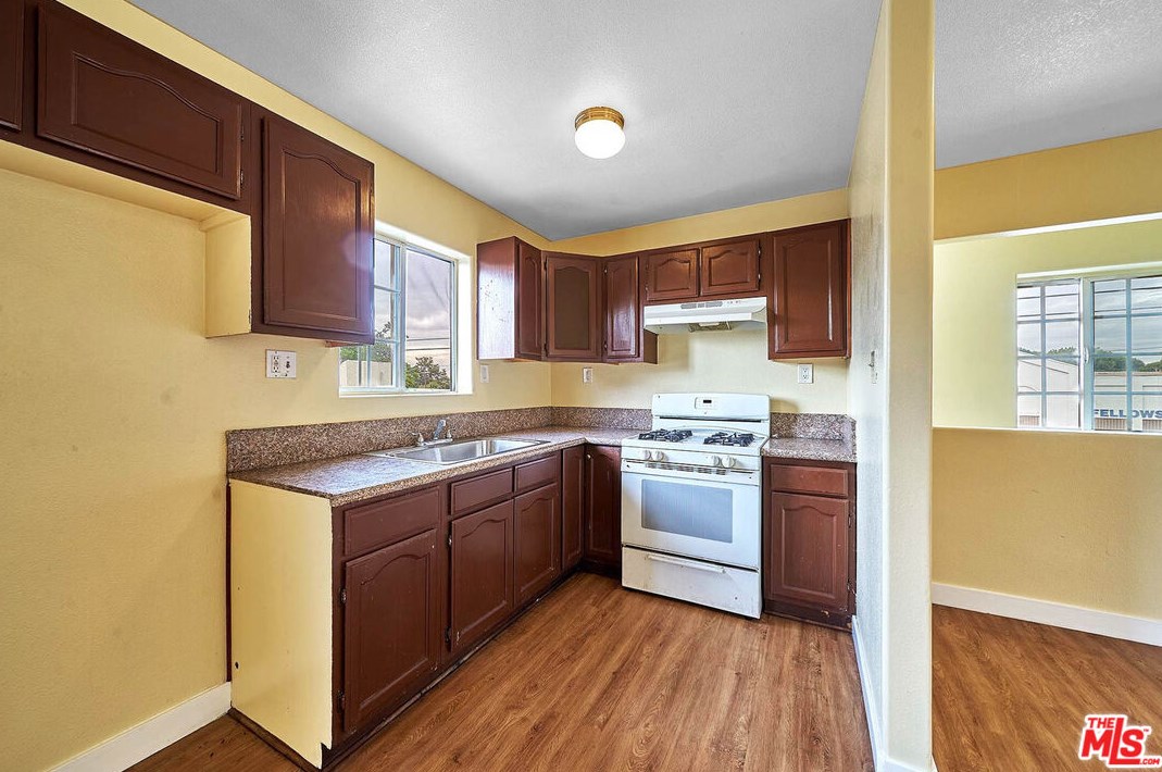 9214 Avalon Blvd, Los Angeles, CA 90003-3835