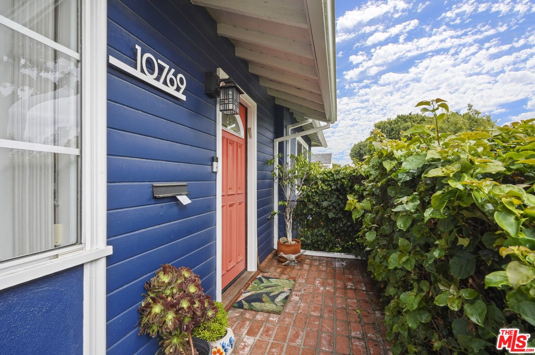 10769 Esther Ave, Los Angeles, CA 90064-3222