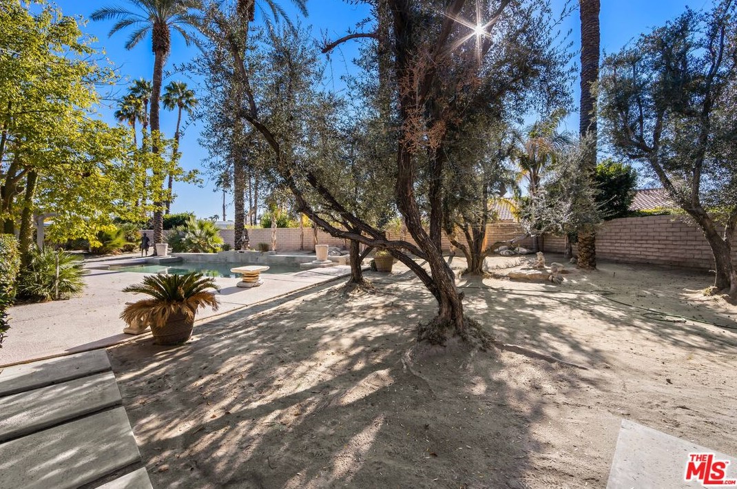 17 Lincoln Pl, Rancho Mirage CA  92270-1928 exterior