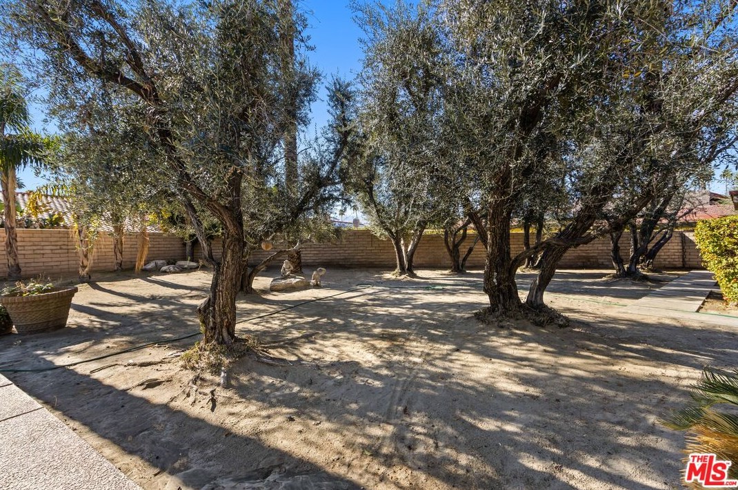 17 Lincoln Pl, Rancho Mirage CA  92270-1928 exterior