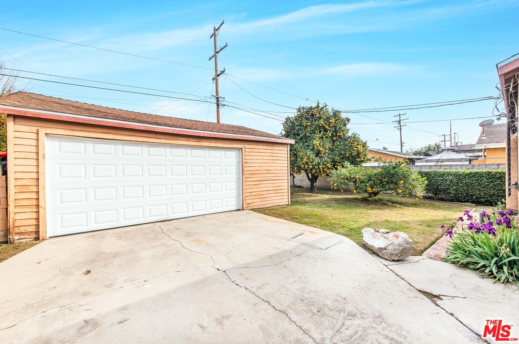 16712 Pannes Ave, Compton CA  90221-5147 exterior