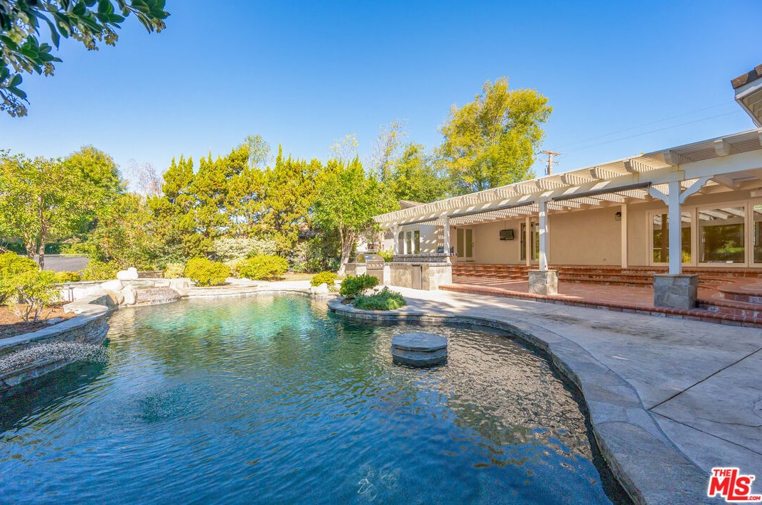 1007 Camino Flores, Thousand Oaks CA  91360-2370 exterior