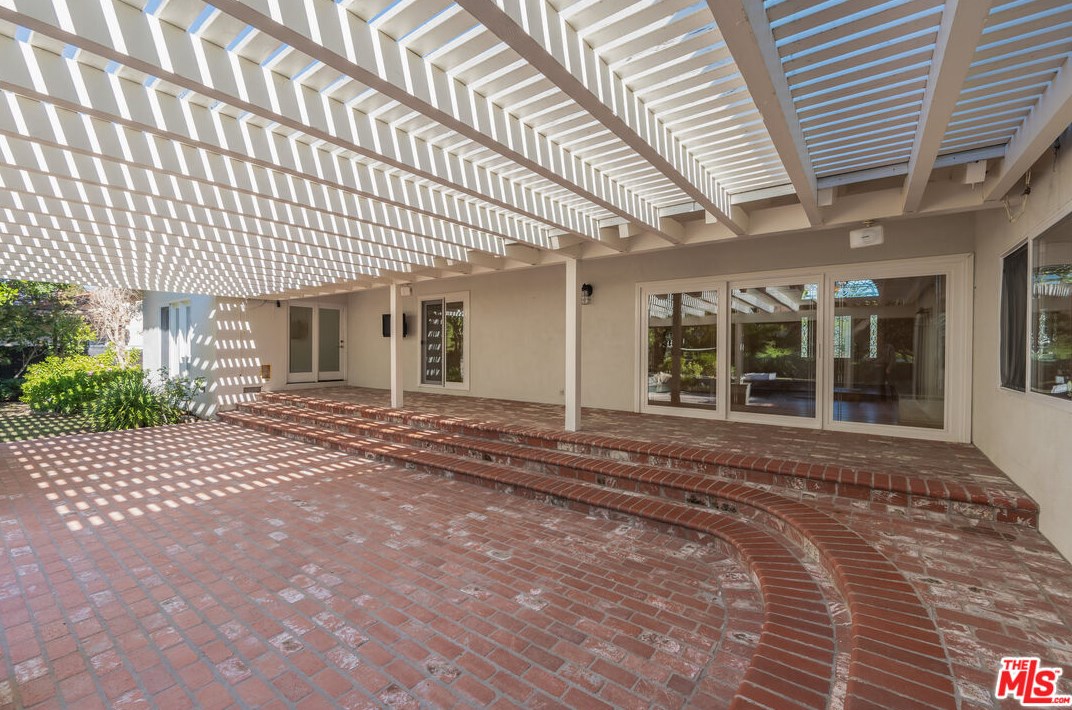 1007 Camino Flores, Thousand Oaks CA  91360-2370 exterior