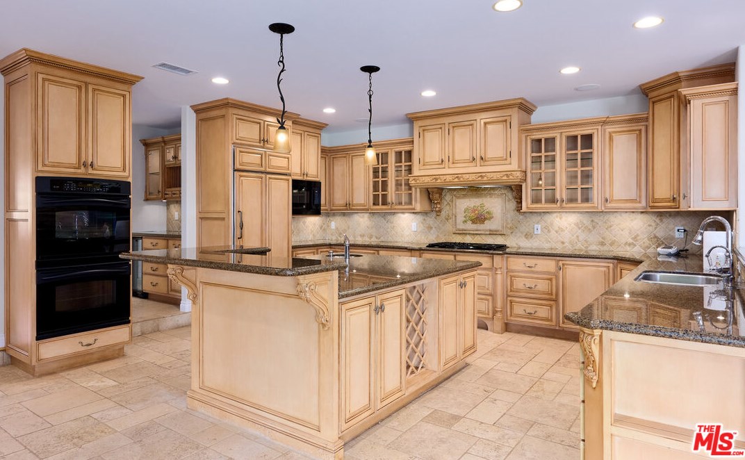 1007 Camino Flores, Thousand Oaks CA  91360-2370 exterior