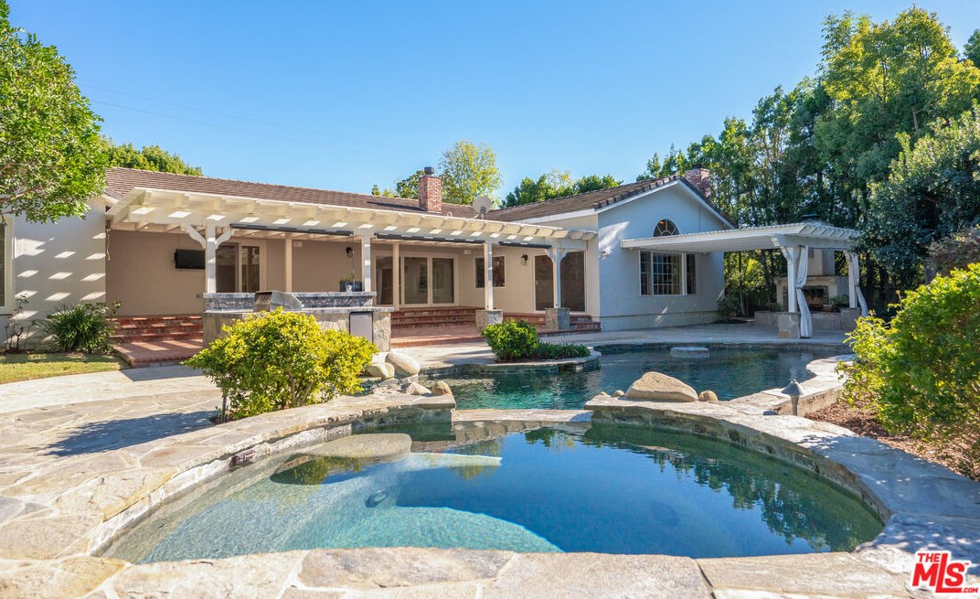 1007 Camino Flores, Thousand Oaks CA  91360-2370 exterior