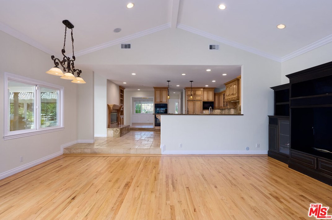 1007 Camino Flores, Thousand Oaks CA  91360-2370 exterior