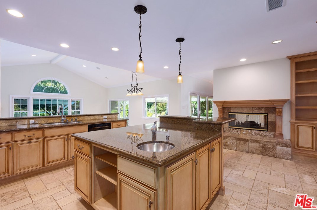 1007 Camino Flores, Thousand Oaks CA  91360-2370 exterior