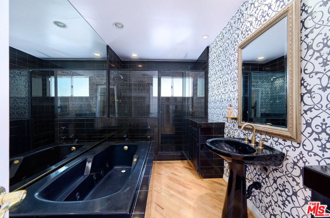 1007 Camino Flores, Thousand Oaks CA  91360-2370 exterior