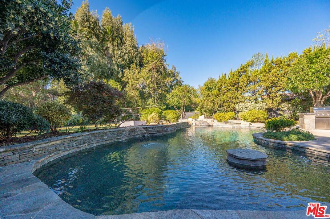 1007 Camino Flores, Thousand Oaks CA  91360-2370 exterior