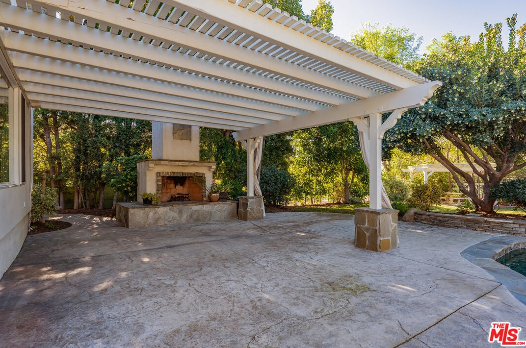 1007 Camino Flores, Thousand Oaks CA  91360-2370 exterior