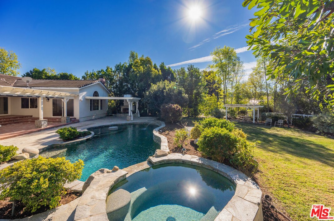 1007 Camino Flores, Thousand Oaks CA  91360-2370 exterior