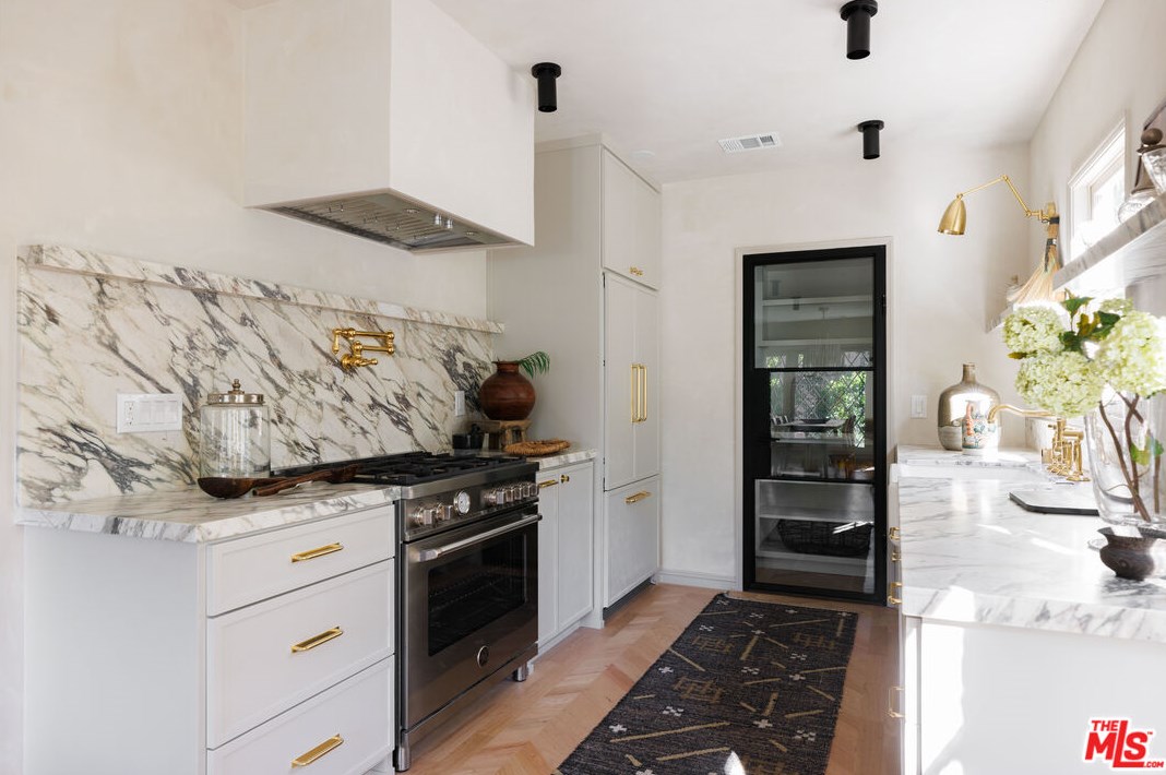 8829 Ashcroft Ave, Los Angeles CA  90048-2401 exterior