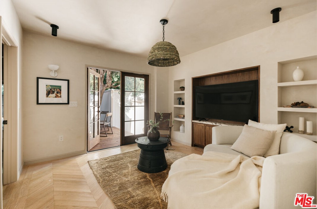 8829 Ashcroft Ave, Los Angeles CA  90048-2401 exterior