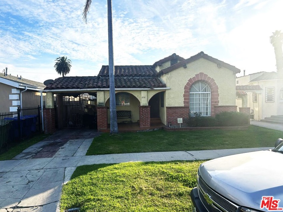 826 E 82nd St, Los Angeles, CA 90001