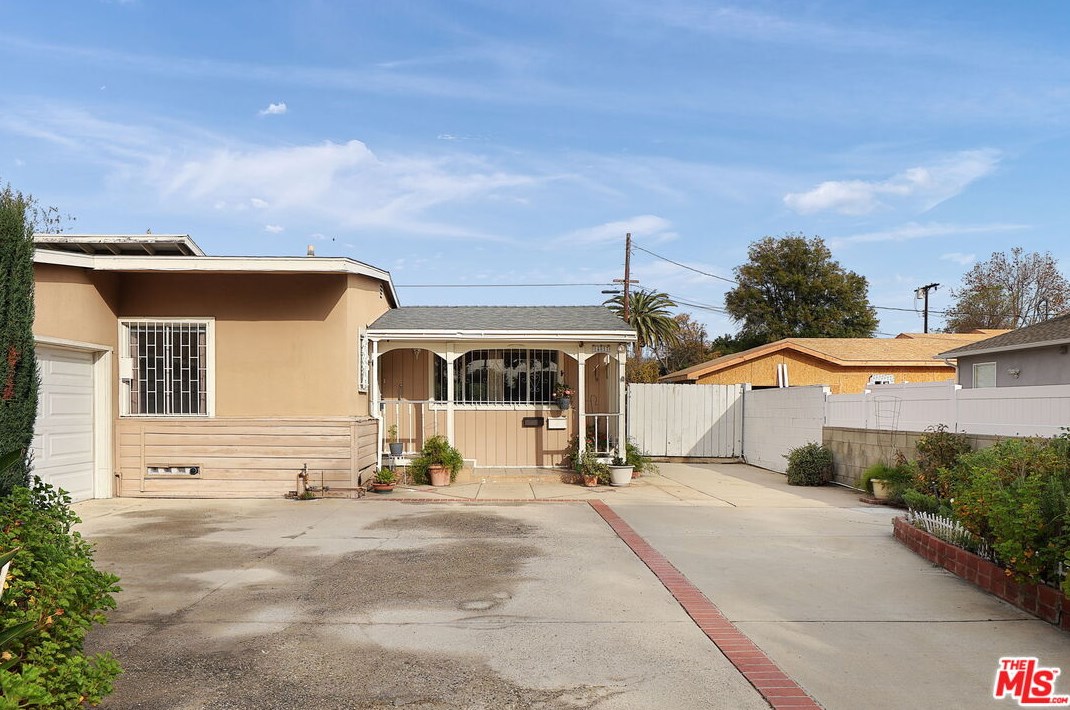 14817 Tupper St, Van Nuys, CA 91402-1223