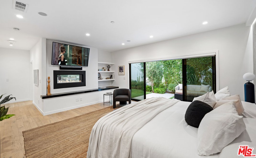 8710 Wonderland Ave, Los Angeles CA  90046-1850 exterior