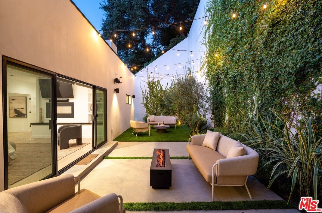8710 Wonderland Ave, Los Angeles CA  90046-1850 exterior