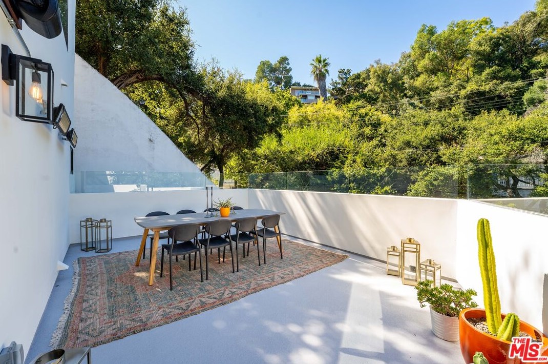 8710 Wonderland Ave, Los Angeles CA  90046-1850 exterior