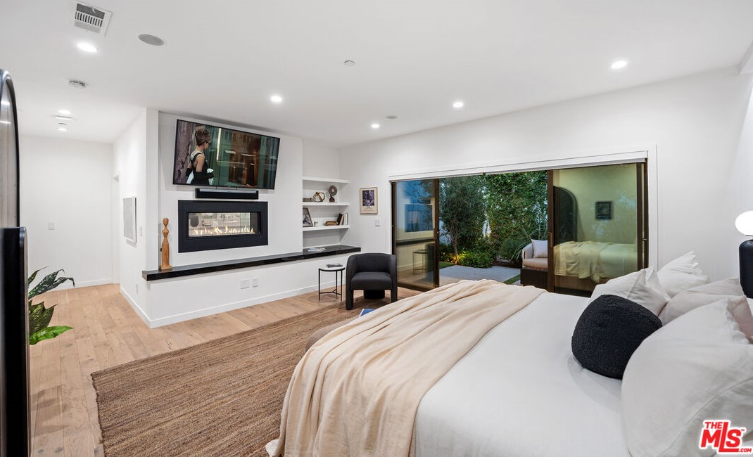 8710 Wonderland Ave, Los Angeles CA  90046-1850 exterior