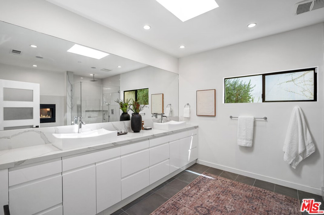 8710 Wonderland Ave, Los Angeles CA  90046-1850 exterior