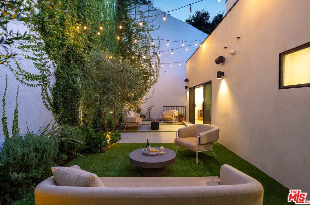 8710 Wonderland Ave, Los Angeles CA  90046-1850 exterior