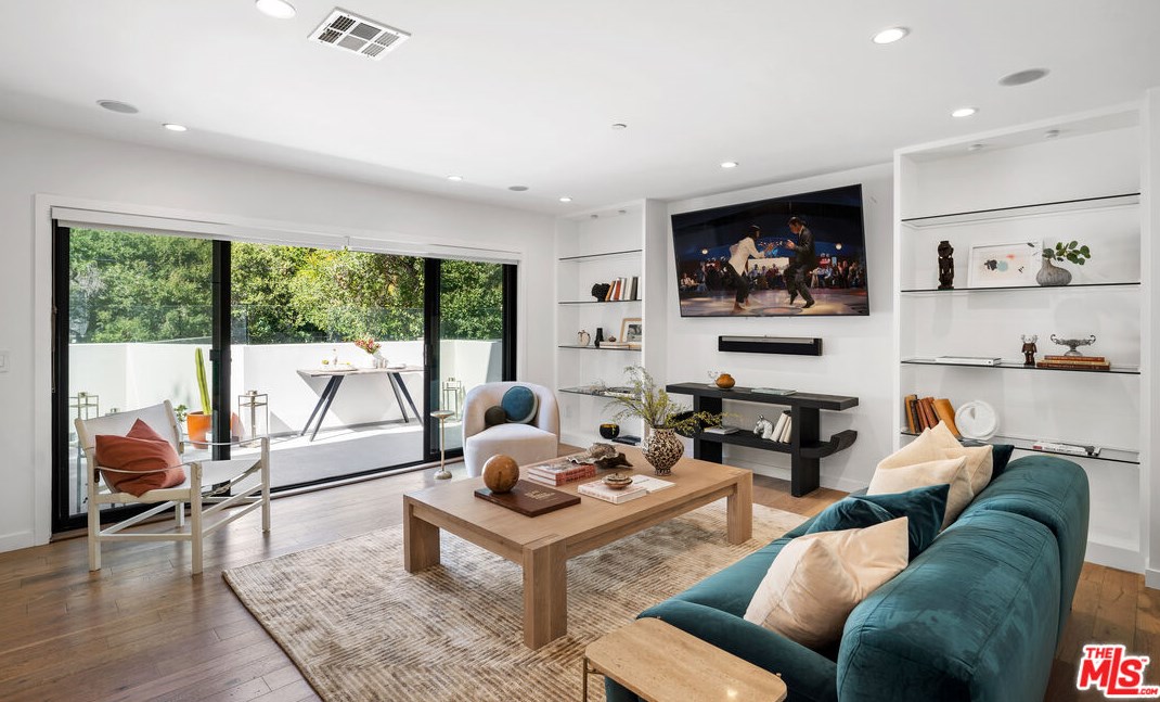 8710 Wonderland Ave, Los Angeles CA  90046-1850 exterior