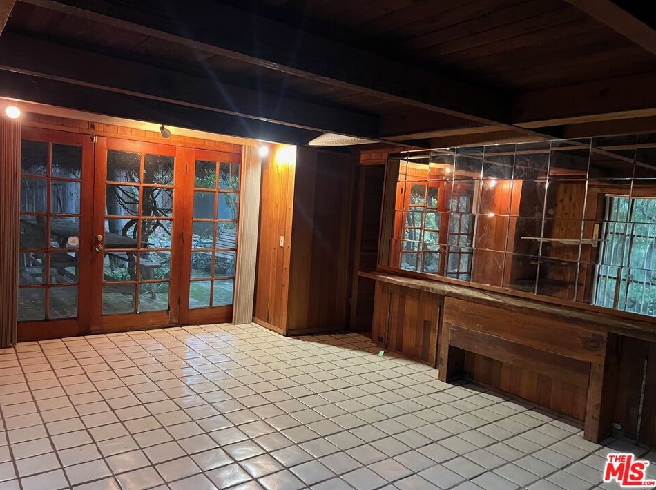 575 Lorna Ln, Los Angeles CA  90049-4215 exterior