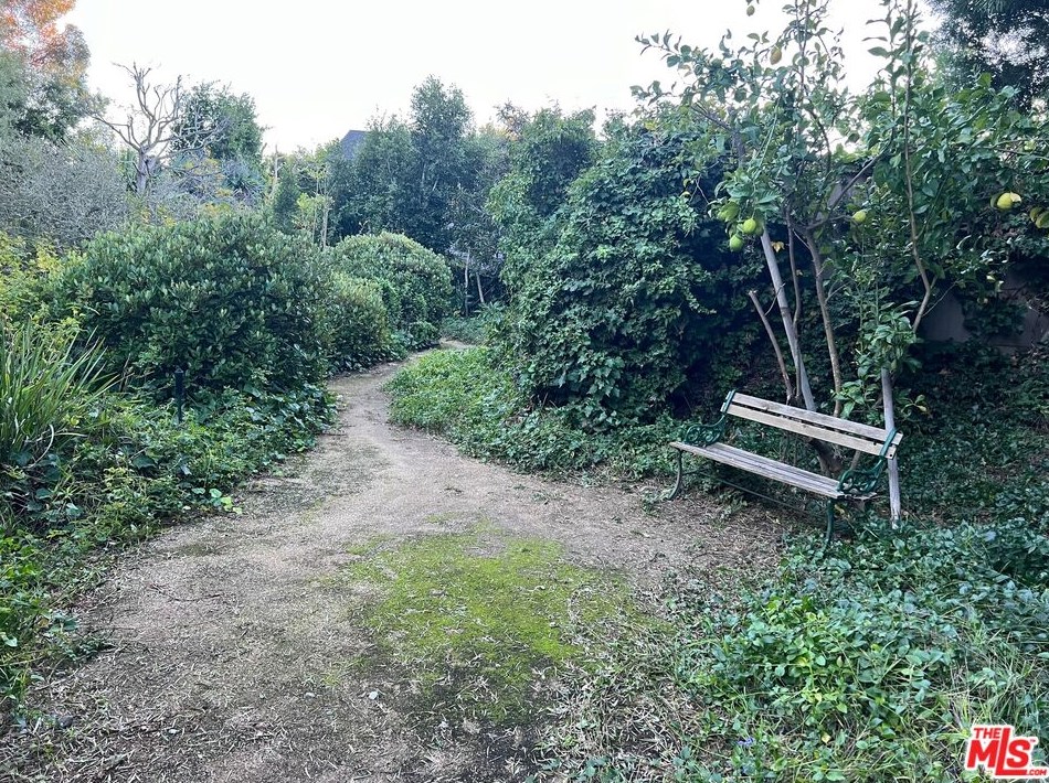 575 Lorna Ln, Los Angeles CA  90049-4215 exterior