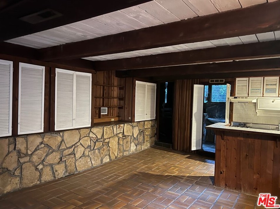 575 Lorna Ln, Los Angeles CA  90049-4215 exterior