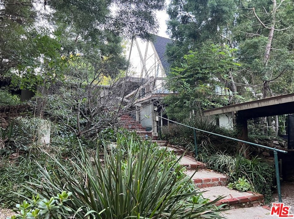 575 Lorna Ln, Los Angeles, CA 90049-4215