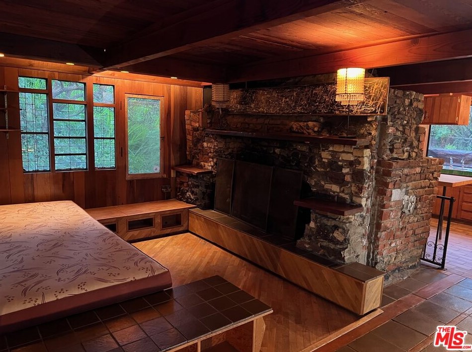 575 Lorna Ln, Los Angeles CA  90049-4215 exterior