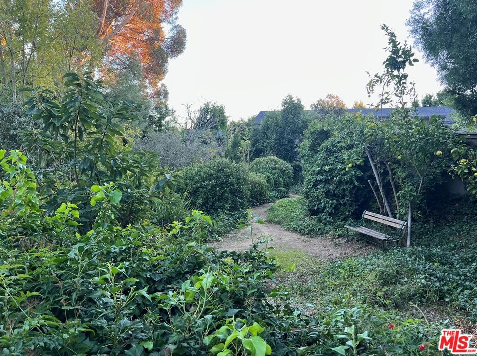 575 Lorna Ln, Los Angeles CA  90049-4215 exterior