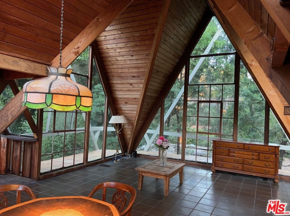 575 Lorna Ln, Los Angeles CA  90049-4215 exterior